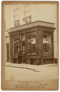 710582 Fotokaart van A. van Dijck, Hoeden- en Pettenfabriek, [Lange Viestraat 17] te Utrecht. Met een foto van het ...